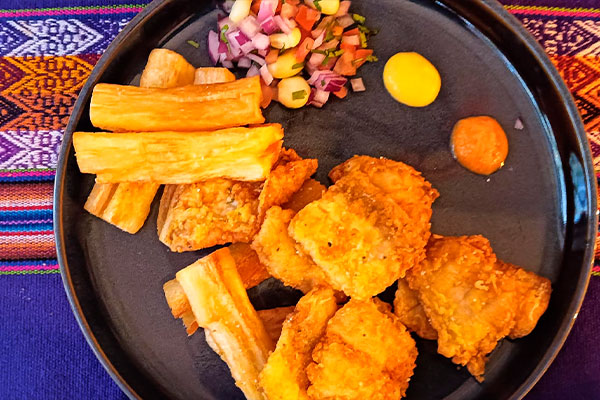 CHICHARRÓN DE PESCADO CON YUCA